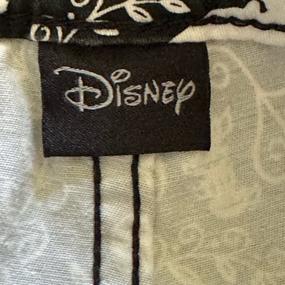 Disney Alice In Wonderland 4 Button Black & White Filigree Denim Shorts Cuffed - Picture 10 of 11